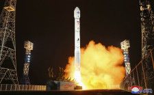 軍事偵察衛星「万里鏡1号」を搭載して打ち上げられる新型衛星運搬ロケット「千里馬1型」＝21日、北朝鮮北西部東倉里の西海衛星発射場（朝鮮中央通信＝共同）