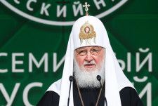 28日、モスクワのクレムリンで開かれた会議で演説するロシア正教会のキリル総主教（タス＝共同）