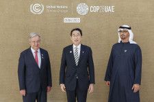 COP28に臨む岸田首相（中央）。左はグテレス国連事務総長＝1日、ドバイ（条約事務局提供）