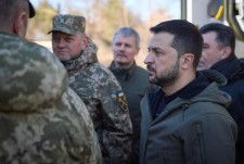 軍の訓練施設を訪れたウクライナのゼレンスキー大統領（手前右）とザルジニー総司令官（左から2人目）＝11月3日（ウクライナ大統領府提供・ロイター＝共同）
