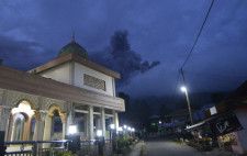 インドネシア・スマトラ島のマラピ火山から噴き上がった火山灰＝3日（Antara　Foto提供・ロイター＝共同）