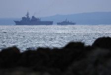 米空軍のCV22オスプレイが墜落した現場海域を捜索する海上自衛隊の艦艇＝4日午前6時50分、鹿児島県・屋久島沖