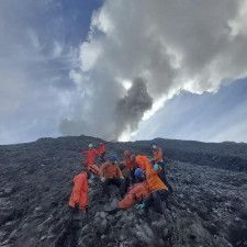 マラピ山噴火死者22人に　インドネシア、捜索続く
