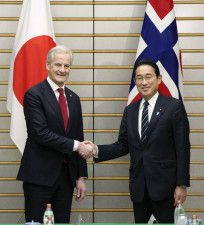 ノルウェーのストーレ首相（左）と会談前に握手する岸田首相＝7日午後、首相官邸