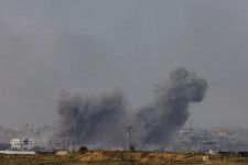 7日、パレスチナ自治区ガザから立ち上る煙（ロイター＝共同）
