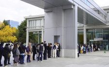 原爆資料館で入館を待つ人たちの行列＝11月、広島市