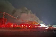 煙が上がるマルハニチロ広島工場の火災現場付近＝9月24日、広島市