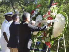 8日、米ハワイ州の真珠湾で開かれた追悼式で、献花する児玉良則駐ホノルル総領事（右）（共同）