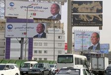 エジプト・カイロで道路脇に掲げられたシシ大統領の看板＝10日（共同）