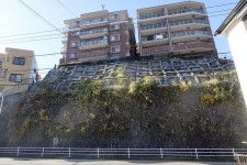 神奈川県逗子市のマンション斜面崩落事故現場の現在の様子＝9日