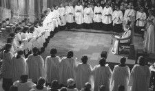 ＜あのころ＞英国教会に初の女性司祭　反対派の改宗相次ぐ