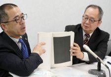 記者会見を開き、黒塗りで開示された文書を説明する原告の小田幸児弁護士（右）ら＝23日午後、大阪市
