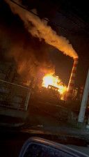 ロシア南部トゥアプセの製油所から上がる炎。25日、ソーシャルメディアに動画が投稿された（ロイター＝共同）
