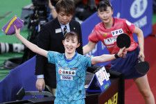 女子シングルスで張本美和（奥右）を破って優勝し、喜ぶ早田ひな＝東京体育館
