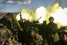 昨年11月、ウクライナ東部ドネツク州のバフムト周辺で対空機関砲を発射するウクライナ軍の兵士ら＝（ゲッティ＝共同）