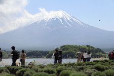 富士山を眺める観光客ら＝2023年5月、山梨県富士河口湖町