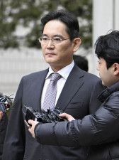 5日、無罪判決の後、韓国・ソウル中央地裁を出るサムスン電子の李在鎔会長（共同）