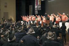 北海道根室市で開かれた北方領土問題の解決を求める住民大会で、シュプレヒコールを上げる参加者ら＝7日午後