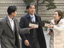 8日、韓国・ソウル高裁に入るチョグク元法相（中央）（共同）