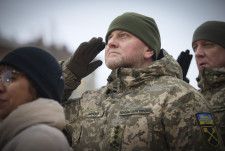 ロシア軍によるウクライナ侵攻1年の式典で敬礼するウクライナ軍のザルジニー総司令官＝2023年2月（ウクライナ大統領府提供・AP＝共同）