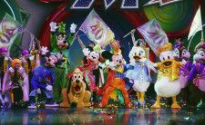 昨年4月、東京ディズニーランドの開園40周年記念セレモニーで、来園者を盛り上げるキャラクターたち＝千葉県浦安市