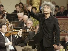 2002年1月、ウィーン・フィルハーモニー管弦楽団のニューイヤーコンサートで指揮する小澤征爾さん（AP＝共同）