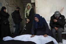 10日、パレスチナ自治区ガザのラファで、イスラエルの砲撃で死亡した親族を悼むパレスチナ人たち（AP＝共同）
