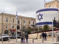 イスラエル・エルサレムの街に掲げられた国旗＝2023年12月（共同）