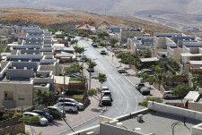 住宅が広がるユダヤ人入植地＝2020年10月、ヨルダン川西岸クファルアドミム（共同）