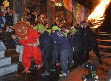 奈良長谷寺で「だだおし」　大和路に春呼ぶ火祭り