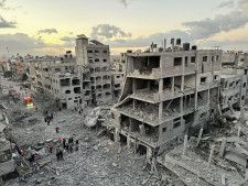イスラエル軍の空爆を受けたガザ地区北部のジャバリヤ難民キャンプ＝11月（ロイター＝共同）