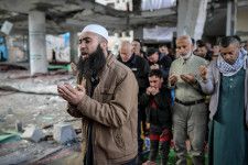 イスラエル軍による攻撃で被害を受けたイスラム教礼拝所（モスク）で祈りをささげるパレスチナ人たち＝14日、パレスチナ自治区ガザ・ラファ（ゲッティ＝共同）