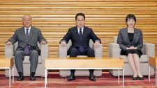 閣議に臨む（左から）鈴木財務相、岸田首相、高市経済安保相＝16日午前、首相官邸