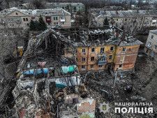 ロシア軍のミサイル攻撃で損傷したウクライナ東部ドネツク州の住宅。8日に公開された（ウクライナ国家警察提供・ロイター＝共同）