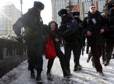 17日、モスクワの政治弾圧犠牲者の記念碑近くで、ナワリヌイ氏を追悼する集会に参加した人を拘束する警察（ロイター＝共同）