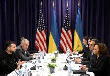 17日、ドイツ南部ミュンヘンで会談したウクライナのゼレンスキー大統領（左端）とハリス米副大統領（右手前）（AP＝共同）