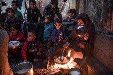 ガザ地区南部ラファで避難生活を送るパレスチナ人家族＝17日（ゲッティ＝共同）