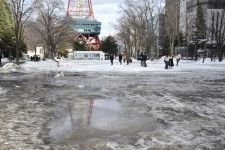 季節外れの暖かさで雪が解けた札幌・大通公園＝19日午後