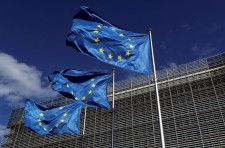 ブリュッセルの欧州連合（EU）本部に掲げられた旗（ロイター＝共同）
