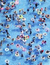 厳しい暑さが続き、東京都内のプールには多くの人が訪れた＝2023年7月