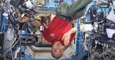 国際宇宙ステーションから記者会見する古川聡飛行士＝20日（JAXAの中継映像から）