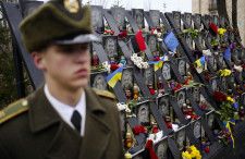 ウクライナの「マイダン革命」から10年となるのに合わせた式典で、多くの花が手向けられた慰霊碑＝20日、キーウ（共同）
