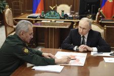 ショイグ国防相（左）とロシア大統領府で会談するプーチン大統領＝20日、モスクワ（AP＝共同）