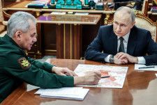 ショイグ国防相と会談するプーチン大統領＝20日、モスクワ（タス＝共同）