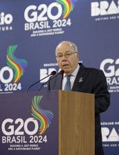 G20外相会合閉幕後に、議長総括を読み上げるブラジルのビエイラ外相＝22日、ブラジル・リオデジャネイロ（共同）