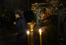 ロシアによるウクライナ侵攻から2年となるのを前に、聖ミハイル黄金ドーム修道院で祈る女性＝23日、キーウ（共同）