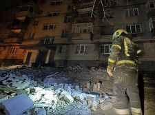 23日、ウクライナ東部ドニプロで、ロシアの無人機攻撃を受けた集合住宅（ウクライナ非常事態庁提供・AP＝共同）