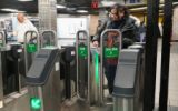 NY地下鉄の無賃乗車、対策難航　新型改札導入も不正手口拡散
