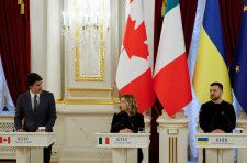 カナダのトルドー首相（左）、イタリアのメローニ首相（中央）と共同記者会見に臨むウクライナのゼレンスキー大統領＝24日、キーウ（ロイター＝共同）