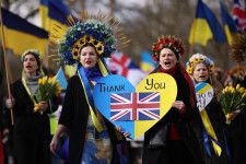 英国への感謝とともに、ウクライナを「忘れないで」と訴えるデモ行進＝24日、ロンドン（ゲッティ＝共同）